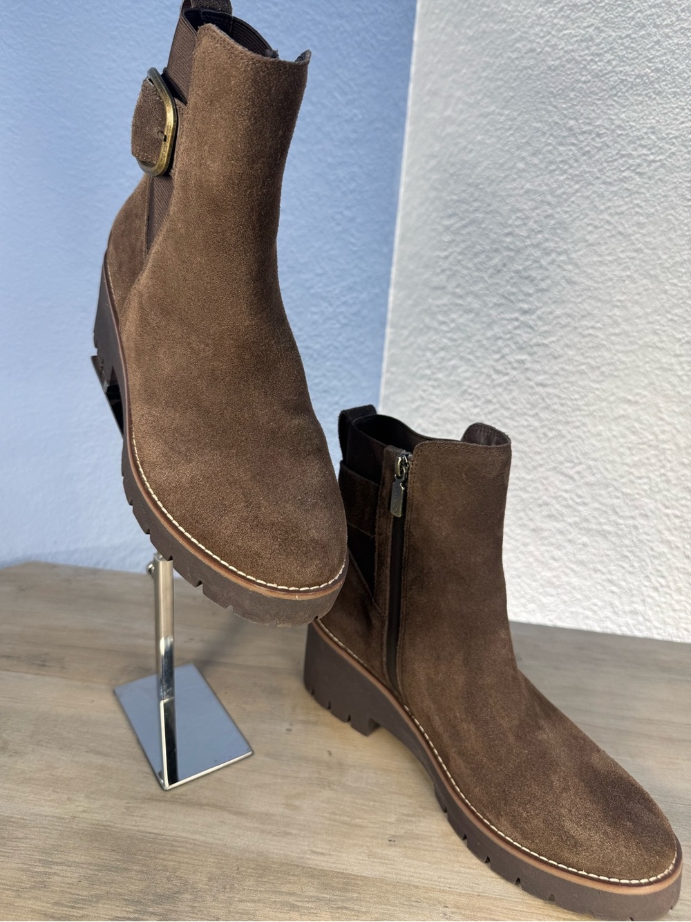 Blondo Dahlia Waterproof Suede Ankle Boots Brown Lug Sole Buckle 9M